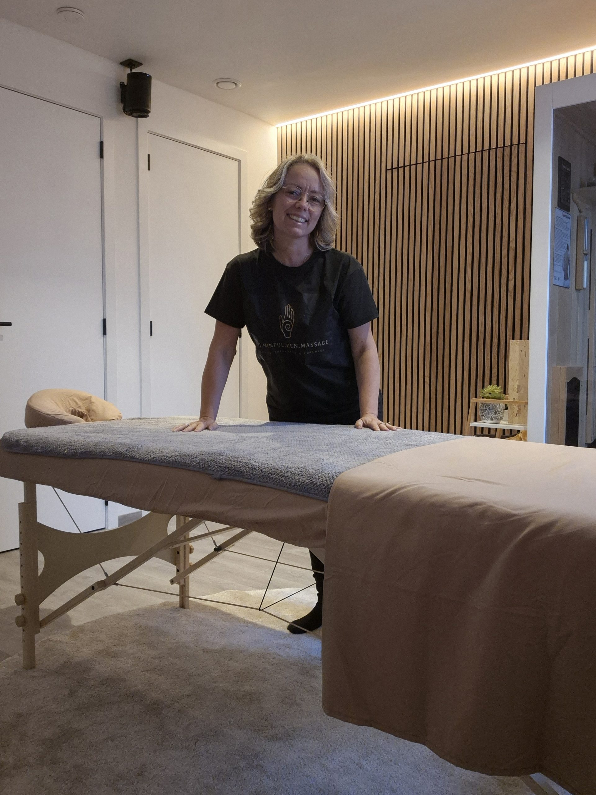 Kelly Julien in de massageruimte